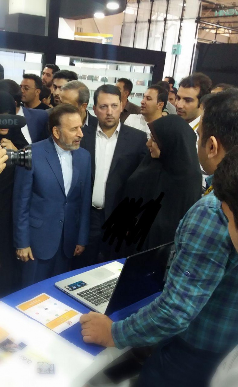 رییس دفتر رییس جمهور از غرفه پارک علم و فناوری جهاددانشگاهی کرمانشاه در نمایشگاه الکامپ بازدید کرد